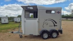 Van 2 places Touring Country + Sellerie – Édition 30 ans Cheval Liberté (Blanc)