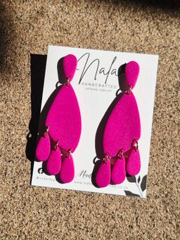 Magenta organic droplets