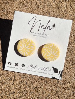 Butter yellow flower stud