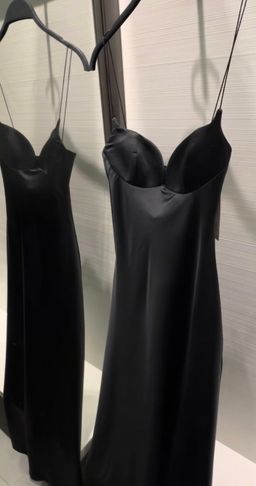 Robe Longue en Satin Noir - Coupe Sirène Élégante
