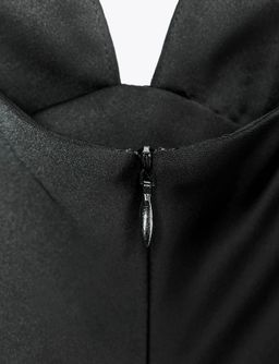 Robe Longue en Satin Noir - Coupe Sirène Élégante