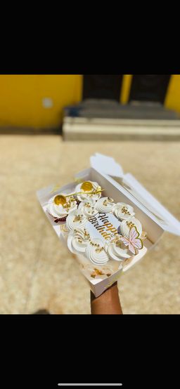 Bento Cake with 2 cupcakes 