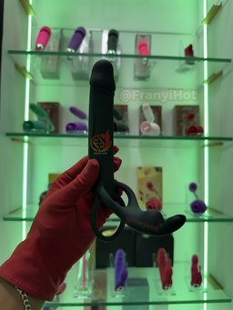 Anillo vibratorio de doble penetración con orejas para estimular el clitoris 