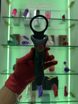 Anillo vibratorio de doble penetración con orejas para estimular el clitoris 