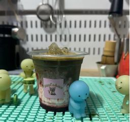 iced strawberry hojicha latte