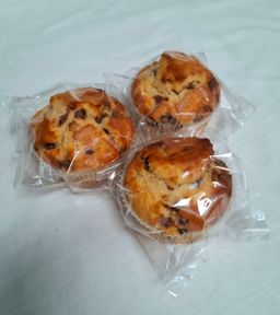 GIANT VANILLA CHOC CHIP MUFFIN 