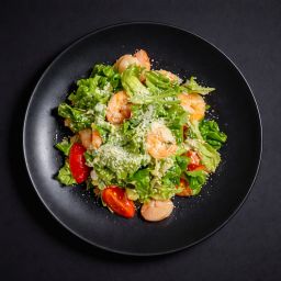 Салат Цезарь с креветками и пармезаном
