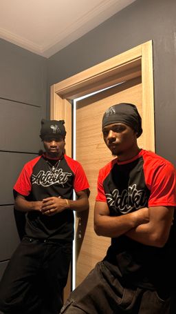 ADDIKT (B/R) T-SHIRT