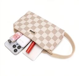 En-ji Yunbi-Cream Pouch wanita