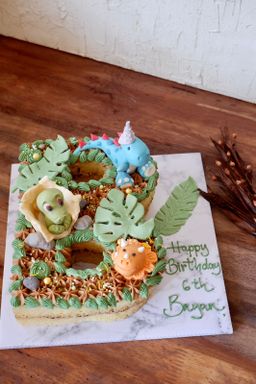 FIGURINE LETTER CAKE 