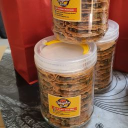 Kuih Kapit with Pumpkin seeds filing