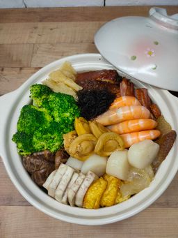 富贵盆菜(大) Prosperity Pen cai (suitable for 8-10 pax) . Complimentary 1x 8 Treasure Chicken