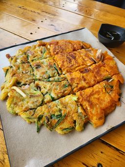 김치전+해물파전 반반 Mixed Pancake (Kimchi Pancake+Seafood Pancake)