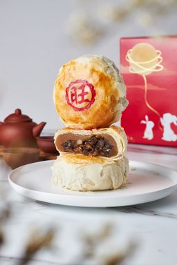 传统月饼 (Mooncakes)