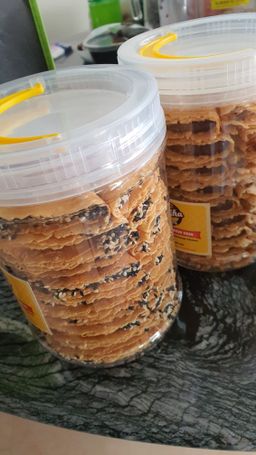 Kuih Kapit with Sesame seed filing