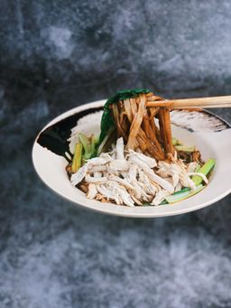 Shredded Chicken Horfun 鸡丝河粉