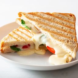 ساندويتش خبز التوست مع كريمة الجبنه