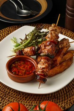 Pinchos Morunos de Pollo con Patatas Frias - 2 Skewers, 300g
