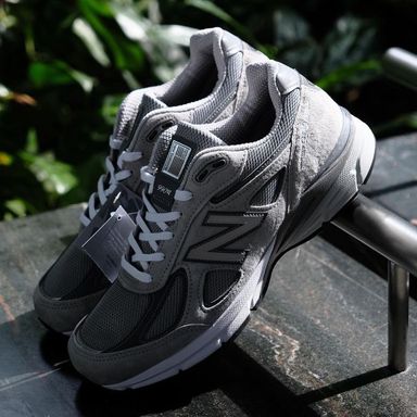 New Balance 990 V4