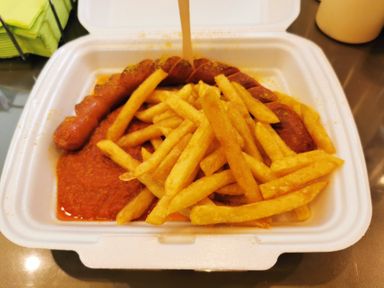 Currywurst mit Pommes