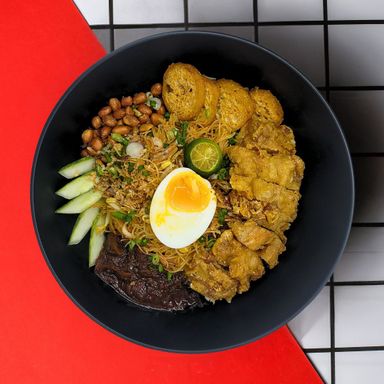 Fried tomyam beehoon crispy chicken chop