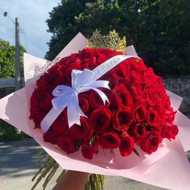 Rosas con corona y listón