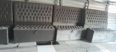 Buttoned headboard and kist