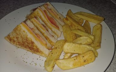 HAM,CHEESE,TOMATO TOASTED&CHIPS