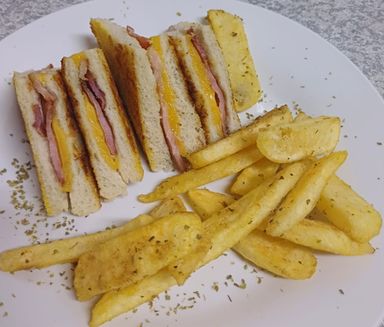 HAM,CHEESE TOASTED & CHIPS