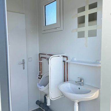 CONTENEUR SANITAIRE DOUCHE ET WC 7.5 M²