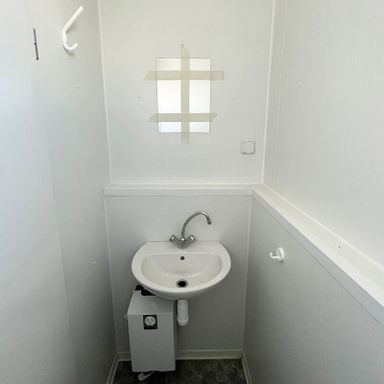 CONTENEUR DE BUREAU AVEC BAIES VITRÉES, TOILETTES + VESTIBULE 45 M²