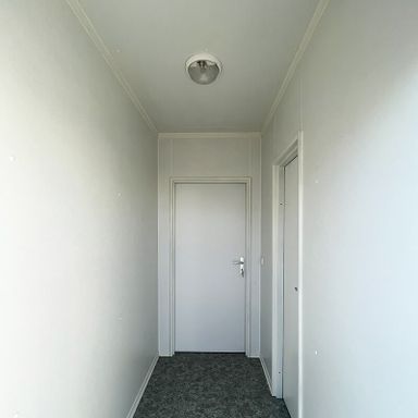 CONTENEUR DE BUREAU AVEC BAIES VITRÉES, TOILETTES + VESTIBULE 45 M²