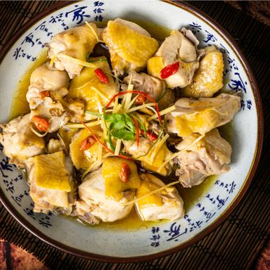 Steamed Kampung Chicken with Herbs  蒸药材古村鸡