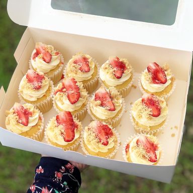 STRAWBERRY CHEESE CRUMBS CUPCAKES