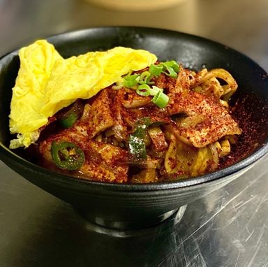 D) 香辣猪肉荷包蛋盖饭 (Spicy Pork Rice Bowl With Egg)