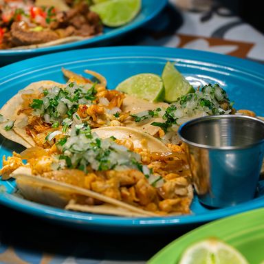 Tacos de pollo asado