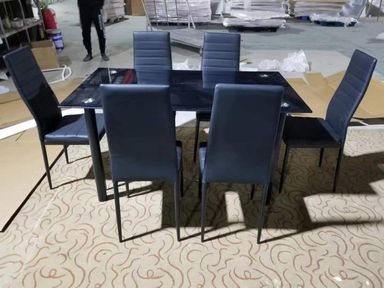 TABLE À MANGER VITRÉE AVEC 6 CHAISES