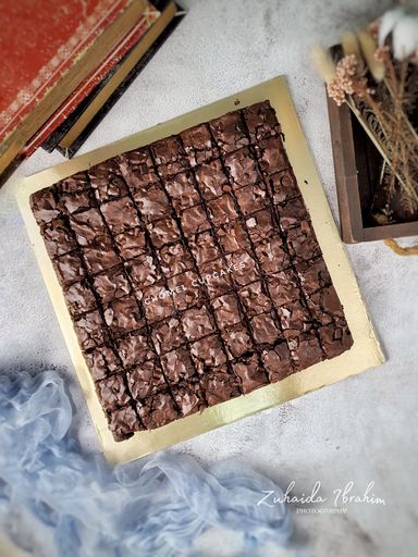 Fudgy Brownies with Chocolate Chips 