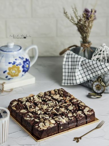 Fudgy Brownies with Full Almond Flakes & Choc Chips 