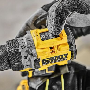 Акумулаторен винтоверт DeWALT с безчетков двигател с 2 батерии и зарядно, 18 V, 1.7 Ah, 90 Nm, 1.5-13 мм DCD800E2T