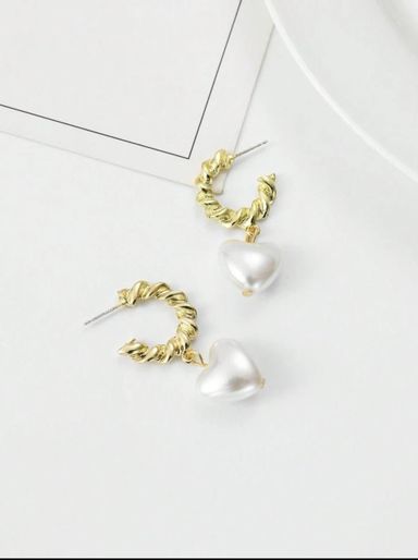 Pearl heart shape earring