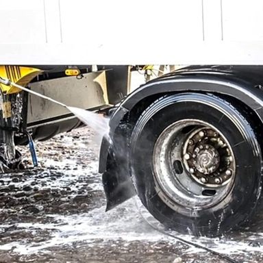 Truck Wash.                                غسيل كميونات وتشحيم