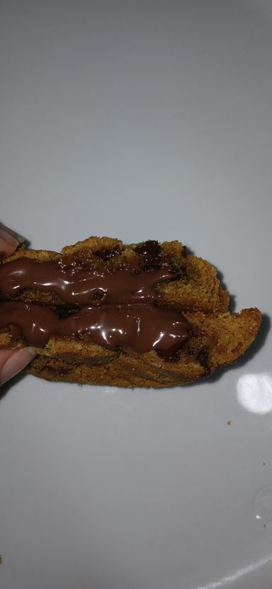 Chocolate chip cookie rellena de nutella