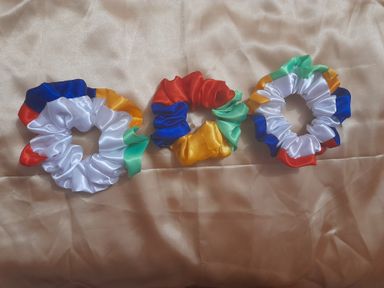 Crochet flower and scrunchies inspired by Mauritian flag 