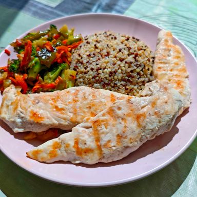 Frango grelhado com quinoa e legumes salteados