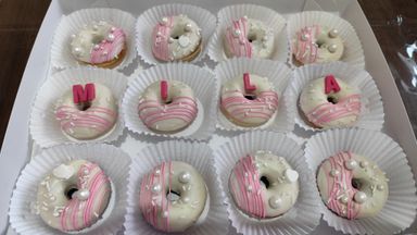 Caixa com 12 Mini Cake Donuts personalizados