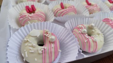 Caixa com 12 Mini Cake Donuts personalizados