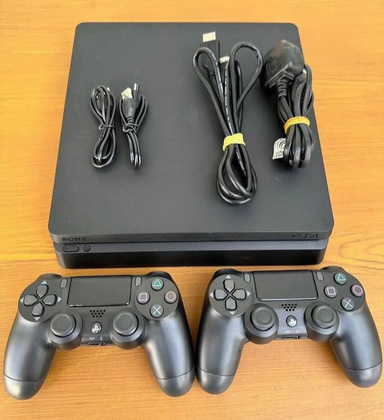 PS4 NEUF SCELLÉ AVEC 2 MANETTE ET 4CD