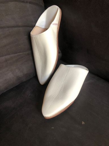 Babouche en Cuir Blanc Cassé – Élégance et Tradition