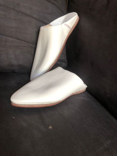 Babouche en Cuir Blanc Cassé – Élégance et Tradition